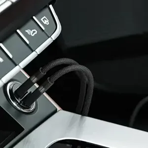 Alogic Rapid Power-biloplader med to USB-C-porte tilsluttet i et køretøj til hurtig opladning i bilen