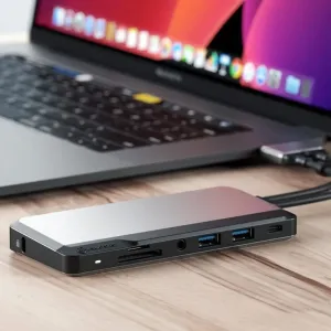 ALOGIC USB-C-hubb på ett skrivbord med USB-A-, USB-C-, ljud- och kortportar bredvid en bärbar dator