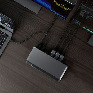ALOGIC PRIME DX3-dokkingstasjon koblet til en bærbar PC og flere skjermer på et skrivebord