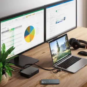 Station d’accueil Alogic Universal Twin HD PRO sur un bureau, connectée à un ordinateur portable et à deux moniteurs