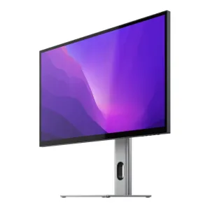 Alogic Clarity 27-tommer 4K-skærm i sølv med tynd ramme og justerbar fod, vist vinklet på hvid baggrund.