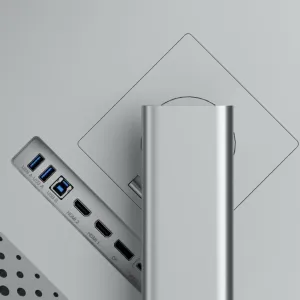 Visning bagfra af den sølvfarvede Alogic Clarity 27-tommers skærm, der viser portpanelet med USB-C, HDMI og DisplayPort.