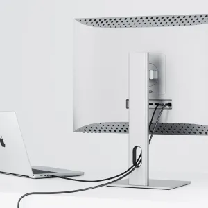 Set bagfra af Alogic Clarity 27-tommer 4K-skærm i sølv med tilsluttede kabler og en bærbar computer ved siden af