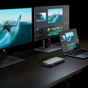 ALOGIC PRIME DX2 -yleistelakka työpöydällä liitettynä kannettavaan tietokoneeseen ja kahteen näyttöön kahden 4K-näytön työasemaa varten