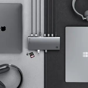 ALOGIC Thunderbolt 4 BLAZE dokošanas stacija sudraba krāsā ar vairākiem pievienotiem USB-C kabeļiem
