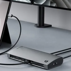 ALOGIC Thunderbolt 4 BLAZE dokstacija sudraba un melnā krāsā ar pievienotiem kabeļiem uz galda