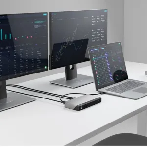 ALOGIC PRIME MX2 USB-C-Dock, angeschlossen an einen Laptop und mehrere Monitore auf einem modern eingerichteten Schreibtisch