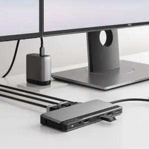 ALOGIC USB-C divu monitoru dokstacija ar DisplayPort savienojumiem uz galda, pievienota diviem monitoriem.