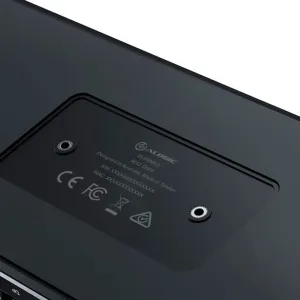 ALOGIC PRIME MX2 Dockingstation: Nahaufnahme der Unterseite mit Logo, Produktetikett und Befestigungseinsätzen