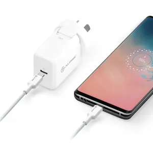 ALOGIC Elements PRO valge punutud USB-C–USB-C kaabel, mis on ühendatud laadija ja nutitelefoniga