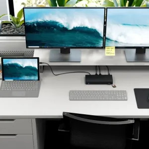 Alogic USB-C Triple-4K-Monitor-Dock, verbunden mit einem Laptop und zwei externen Monitoren auf einem Schreibtisch