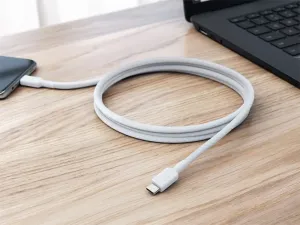 ALOGIC Elements PRO USB-C-auf-USB-C-Kabel, weißes, geflochtenes Kabel auf einem Schreibtisch aufgerollt und mit einem Laptop und Smartphone verbunden