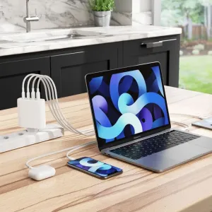 Chargeur GaN blanc ALOGIC Rapid Power 100 W alimentant un ordinateur portable, un téléphone et des écouteurs avec plusieurs câbles USB-C