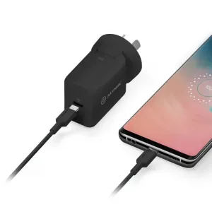 Alogic USB-C–USB-C-kaapeli, joka on liitetty seinälaturiin ja älypuhelimeen latausta ja tiedonsiirtoa varten