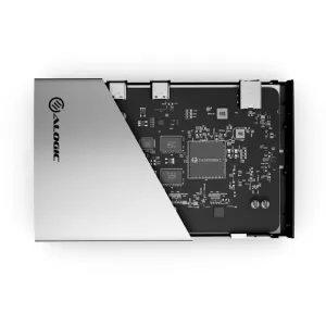 ALOGIC Thunderbolt 4 BLAZE kompaktiškas sidabrinės ir juodos spalvos šakotuvas su matoma spausdintine plokšte baltame fone