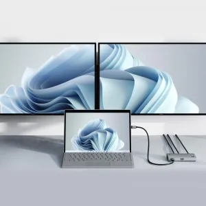 ALOGIC Thunderbolt 4 BLAZE kompaktiškas šakotuvas, prijungtas prie nešiojamojo kompiuterio su keliais monitoriais