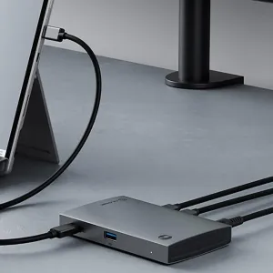 ALOGIC Thunderbolt 4 BLAZE kompaktiškas kosminės pilkos spalvos šakotuvas su prijungtais kabeliais ir matomu USB prievadu
