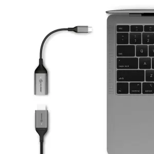 Alogic Ultra USB-C-til-HDMI-adapter i sølv og sort, vist med tilsluttet kabel til at forbinde en bærbar computer med en skærm.