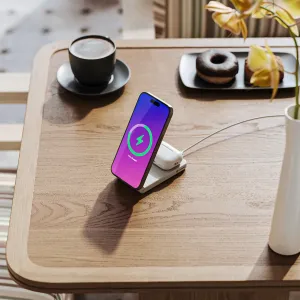 Alogic langaton 3-in-1-latausteline, jossa puhelin on pystyasennossa ja nappikuulokkeiden kotelo alustalla
