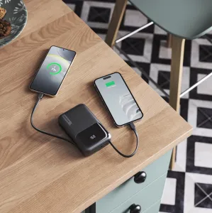 ALOGIC Tandem+ -varavirtalähde lataa kahta älypuhelinta pöydällä, ja siinä on sisäänrakennetut kaapelit ja näyttö