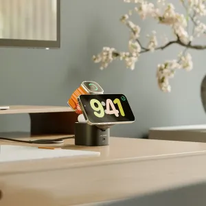 ALOGIC Powerpod Qi2 kabelloser Ladeständer mit Smartphone und Apple Watch auf einer schwarzen Desktop-Basis