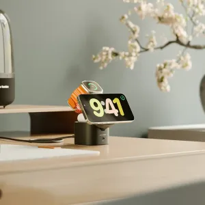 ALOGIC Powerpod Qi2 kabelloser Ladeständer in Schwarz mit Smartphone und Apple Watch auf einem Schreibtisch