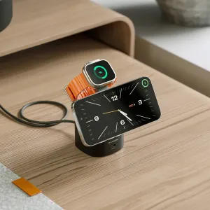 kabelloser ALOGIC Qi2-Ladeständer in Schwarz mit Smartphone und Smartwatch auf einem Holzschreibtisch