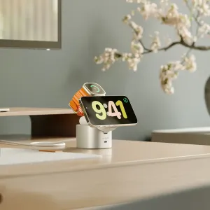 ALOGIC Fusion Pro GO kompakte USB-C-Dockingstation auf einem Schreibtisch mit Smartphone und Smartwatch oben darauf montiert