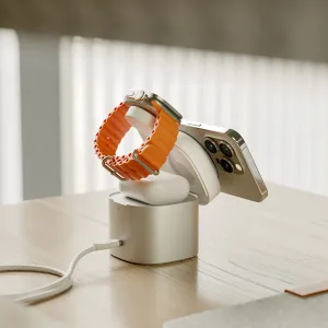 ALOGIC Fusion Pro GO kompakte USB-C-Dockingstation, dargestellt als kleiner Ständer mit einer Smartwatch, Ohrhörern und einem Smartphone