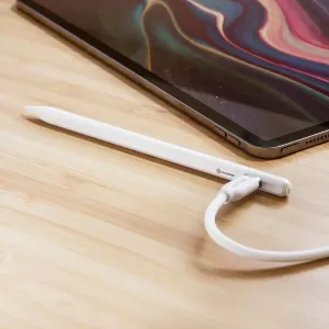 Alogic iPad-styluspenna på ett träbord bredvid en surfplatta, med USB-C-kabel ansluten för laddning.