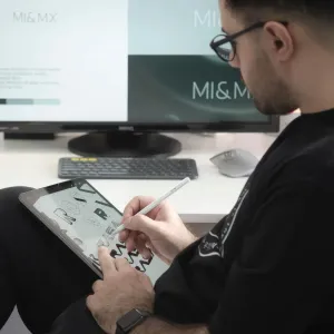 Alogic vit iPad-styluspenna används på en surfplatta för precis skissning och anteckningstagning