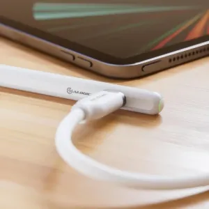 ALOGIC vit iPad-pekpenna bredvid en surfplatta, för exakt skrivande och skissande