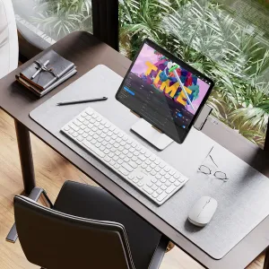 Weiße vollformatige ALOGIC Bluetooth-Tastatur mit nordischem Layout, gezeigt in einem Desktop-Setup mit Tablet und Maus.
