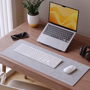 Weiße ALOGIC Echelon Bluetooth-Tastatur in voller Größe mit Ziffernblock auf einer Schreibtischmatte