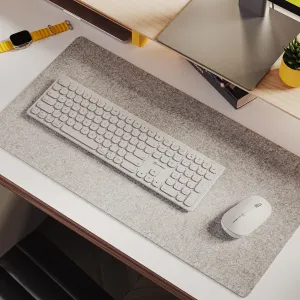 Alogic Echelon weiße Bluetooth-Tastatur in voller Größe mit Ziffernblock, zusammen mit einer Maus in einer Schreibtischanordnung gezeigt.