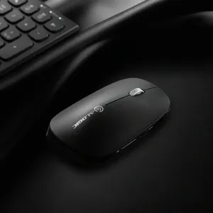 Kabellose Alogic-Maus mit silbernem Scrollrad, abgebildet mit einem Teil der Echelon-Tastatur auf einer dunklen Oberfläche