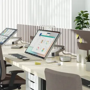 Alogic Aspekt 32-Zoll-Klappständer für zwei Monitore in einer aufgeräumten Schreibtischeinrichtung im Büro