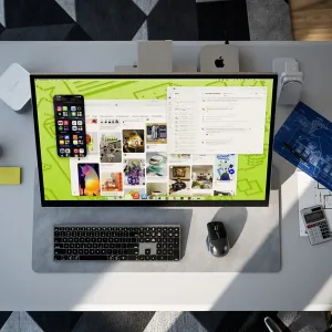 Alogic Aspekt Fold Stand 32-tuumaisen näytön takana ergonomisessa työpöytätyöpisteessä
