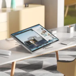 ALOGIC Aspekt Fold Stand pitää suuren näytön ergonomisessa kulmassa työpöydällä, ja siinä on hopeinen alumiinimuotoilu.