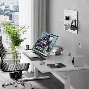 ALOGIC Omni Stand mit Mac mini unter einem Desktop-Monitor in einem aufgeräumten Homeoffice-Arbeitsbereich