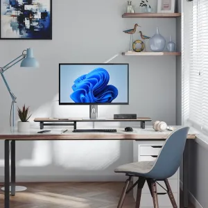 Alogic Aspekt 32-Zoll-Raise-Stand-Monitorerhöhung auf einem Schreibtisch, die einen Monitor in einem hellen Homeoffice trägt.