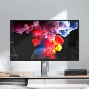 ALOGIC Aspekt 32-Zoll-Monitor auf einem silbernen höhenverstellbaren Standfuß für ergonomisches Betrachten am Schreibtisch