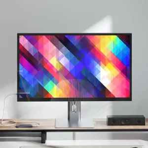 Alogic Aspekt 32-Zoll-Monitor auf einem silbernen Raise Stand, einem höhenverstellbaren Schreibtischaufsatz in einer Arbeitsplatzszene