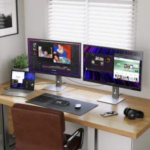Alogic Aspekt 32" Raise Stand-Monitorständer auf einem Homeoffice-Schreibtisch mit zwei Bildschirmen und Arbeitszubehör