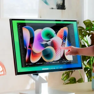 ALOGIC Clarity 32-Zoll-6K-Touchscreen-Monitor auf einem Klappständer, gezeigt mit einer Hand, die das Display berührt