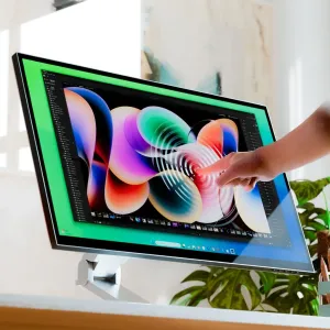 Alogic Clarity 32-Zoll-6K-Touchscreen-Monitor auf klappbarem Standfuß, der kreative Arbeit und Touch-Eingabe zeigt