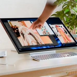 ALOGIC Clarity 32-Zoll-6K-Touchscreen-Monitor auf einem klappbaren Standfuß, mit einer Hand, die den Bildschirm bedient