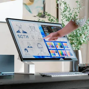 ALOGIC Clarity 32-Zoll-6K-Touchscreen-Monitor auf klappbarem Standfuß, gezeigt mit Stifteingabe für Designarbeiten
