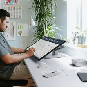 ALOGIC Clarity Fold Touch 27-tuumainen 4K-kosketusnäyttö pöydällä, käytössä kosketuskynän kanssa