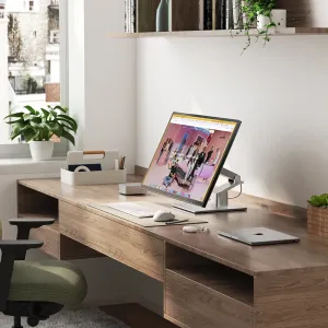 ALOGIC Clarity 32-Zoll-6K-Touchscreen-Monitor mit klappbarem Standfuß und schmalen Rändern in einem Homeoffice